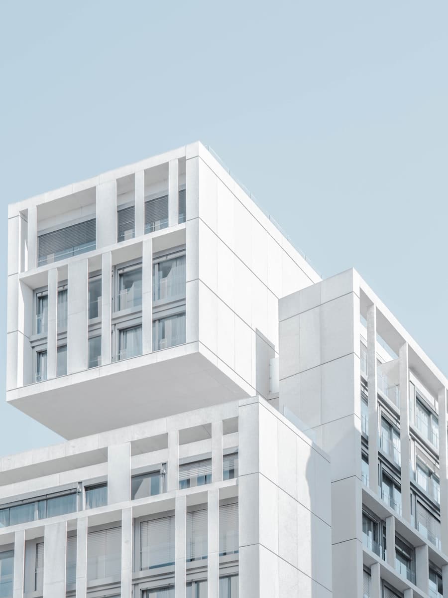 白色建筑立面