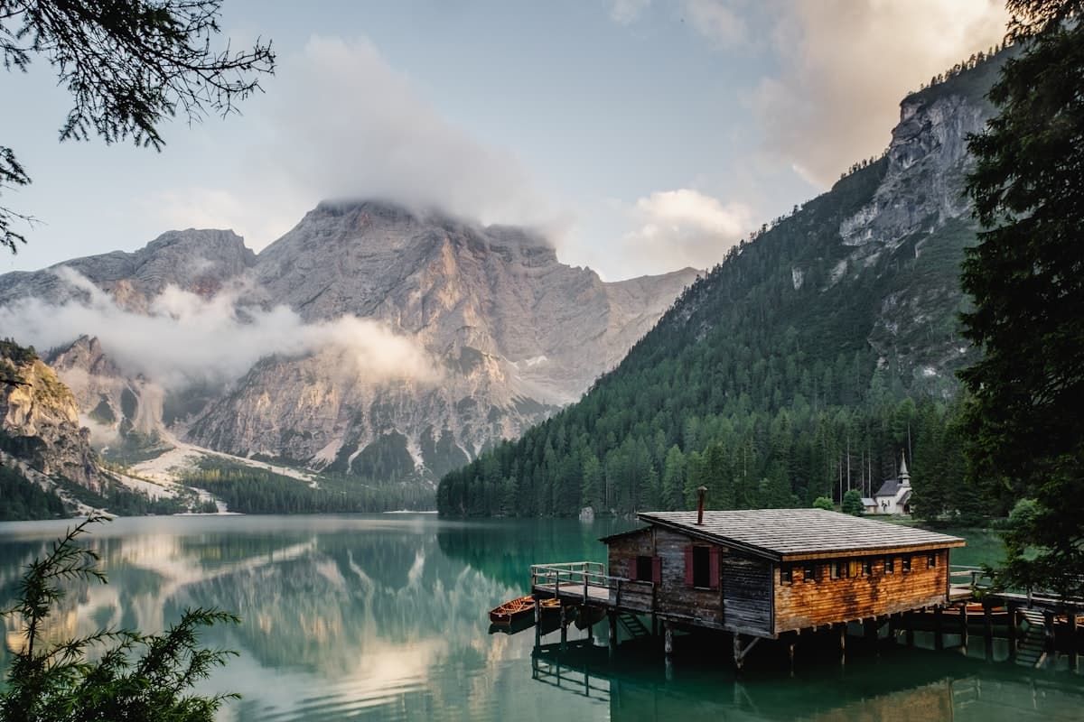 湖边小屋与远山